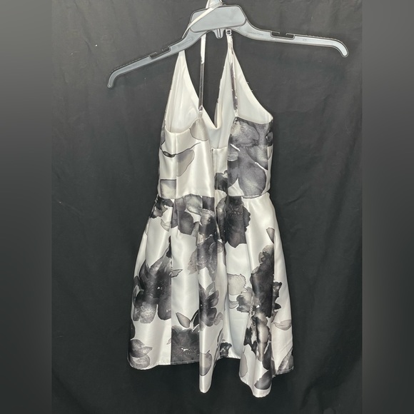 Flower Girls Dress - Picture 2 of 2